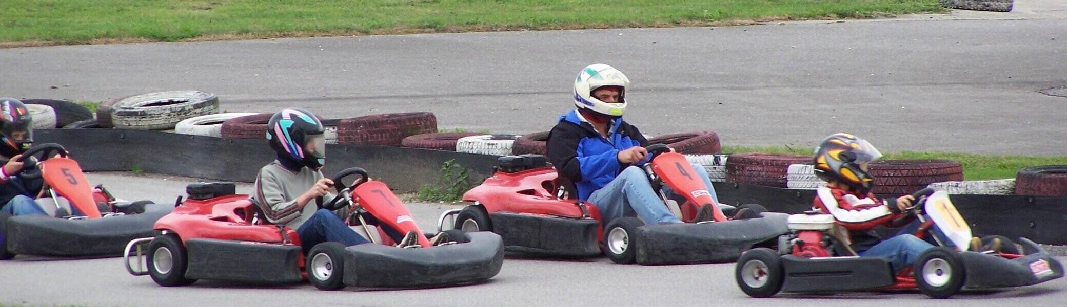 Jugendgruppe auf der Kartbahn | © Dambeck Micheala