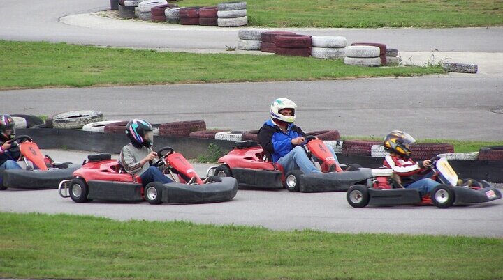 Jugendgruppe auf der Kartbahn | © Dambeck Micheala