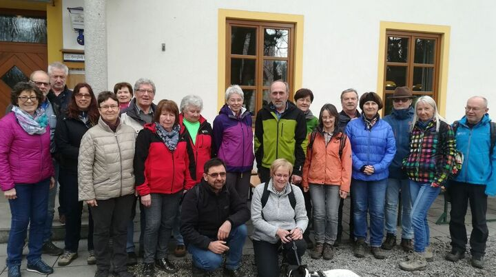 Am Sonntag, den 11. März, unternahm die DAV-Sektion Dingolfing eine Rundwanderung im Heimatlandkreis. Eine Gruppe von 22 Wanderfreunden erkundete den Vorfrühling auf den Bergrücken zwischen Lengthal und Dreifaltigkeitsberg. Der Weg führte von der Kapelle ganz kurz auf der Teerstraße und dann über Wiesen und Felder in westlicher Richtung. Bald tauchte man in den noch hellen Mischwald ein und marschierte, immer auf dem Höhenrücken haltend, meist zwischen altem Baumbestand dem Ziel entgegen. Zwar war der Weg stellenweise feucht und sogar matschig, aber das tat der guten Stimmung keinen Abbruch. Während am Anfang der Orientierungssinn gefragt ist, kommen nach einem Gutteil der Strecke die ersten Wegweiser in Sicht, das letzte Stück ist mit weißen Symbolen in Form der Kirche aber auch eines Maßkrugs gut markiert. Erst ganz zum Schluss tauchen das rosa Gebäude der barocken Dreifaltigkeitskirche und das zugehörige Gasthaus auf. Hier kehrte man nun zum Mittagstisch ein. Der Rückweg führte auf der Südseite des Bergkammes durch Wälder, Wiesen und Felder, in stetem Auf und Ab, zum Ausgangspunkt zurück. Dabei ergaben sich immer wieder schöne Ausblicke auf das Isartal und die Kreisstadt Dingolfing. Am Nachmittag endete die Frühlingstour durch heimatliche Gefilde bei strahlendem Sonnenschein. | © Am Sonntag, den 11. März, unternahm die DAV-Sektion Dingolfing eine Rundwanderung im Heimatlandkreis. Eine Gruppe von 22 Wanderfreunden erkundete den Vorfrühling auf den Bergrücken zwischen Lengthal und Dreifaltigkeitsberg. Der Weg führte von der Kapelle ganz kurz auf der Teerstraße und dann über Wiesen und Felder in westlicher Richtung. Bald tauchte man in den noch hellen Mischwald ein und marschierte, immer auf dem Höhenrücken haltend, meist zwischen altem Baumbestand dem Ziel entgegen. Zwar war der Weg stellenweise feucht und sogar matschig, aber das tat der guten Stimmung keinen Abbruch. Während am Anfang der Orientierungssinn gefragt ist, kommen nach einem Gutteil der Strecke die ersten Wegweiser in Sicht, das letzte Stück ist mit weißen Symbolen in Form der Kirche aber auch eines Maßkrugs gut markiert. Erst ganz zum Schluss tauchen das rosa Gebäude der barocken Dreifaltigkeitskirche und das zugehörige Gasthaus auf. Hier kehrte man nun zum Mittagstisch ein. Der Rückweg führte auf der Südseite des Bergkammes durch Wälder, Wiesen und Felder, in stetem Auf und Ab, zum Ausgangspunkt zurück. Dabei ergaben sich immer wieder schöne Ausblicke auf das Isartal und die Kreisstadt Dingolfing. Am Nachmittag endete die Frühlingstour durch heimatliche Gefilde bei strahlendem Sonnenschein.